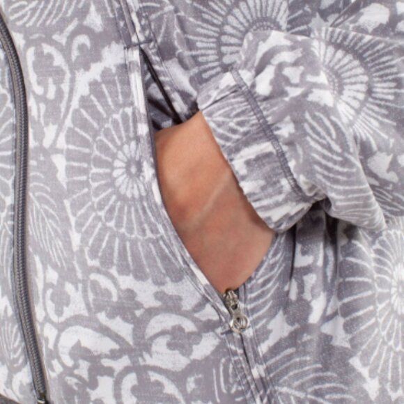 (2475) LULULEMON Run: Travel To Track Jacket *Print Sz 10/12 P2P=17.5" **LOVED** - Picture 6 of 10